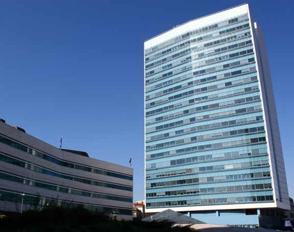 Nema štednje ni krize za političare, građani časte