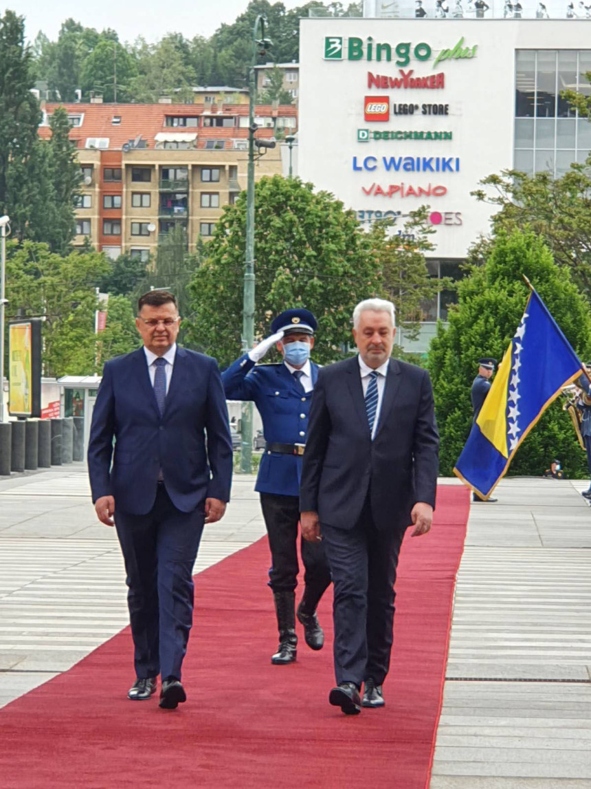 Кривокапић стигао у Сарајево, дочекао га Тегелтија