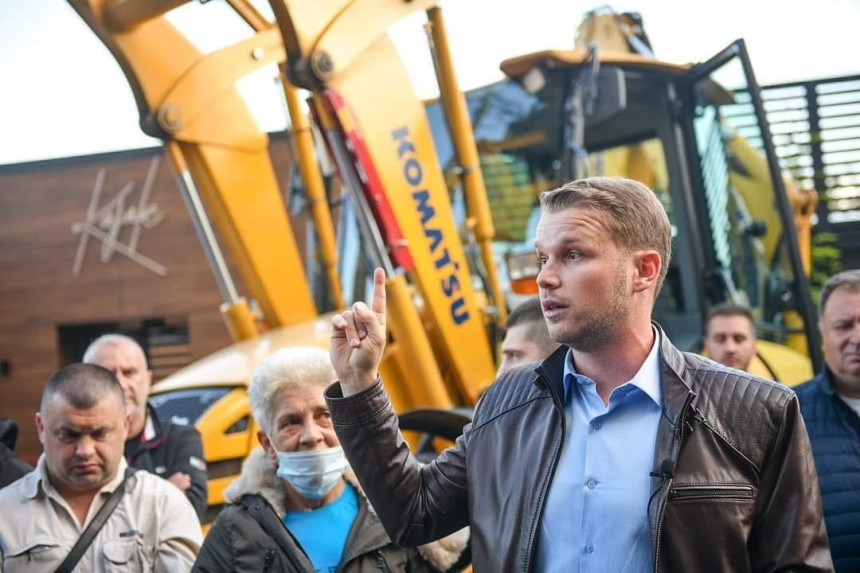 Parkiraćemo još jednu mašinu ispred "Kajak terase"!