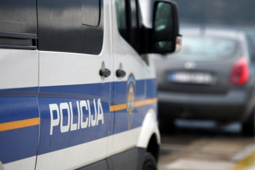 Pijane djevojke kamenovale policijsku stanicu