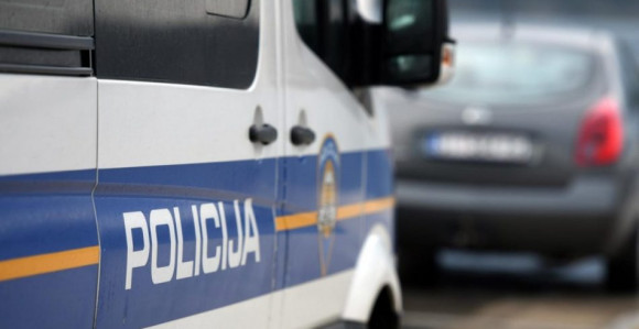 Pijane djevojke kamenovale policijsku stanicu