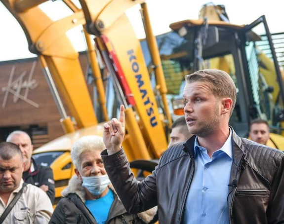 Parkiraćemo još jednu mašinu ispred "Kajak terase"!