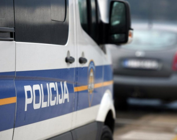 Pijane djevojke kamenovale policijsku stanicu