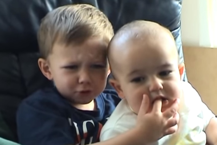Video "Čarli me ugrizao za prst" posle 14 godina prodat i skidaju ga sa Jutjuba!