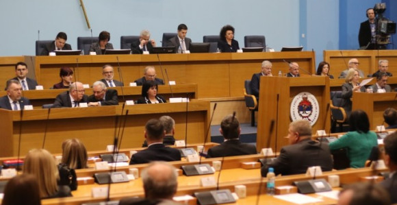 Poslanici NSRS počeli raspravu o povećanju plata