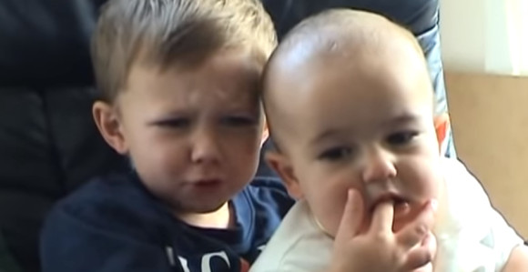 Video "Čarli me ugrizao za prst" posle 14 godina prodat i skidaju ga sa Jutjuba!