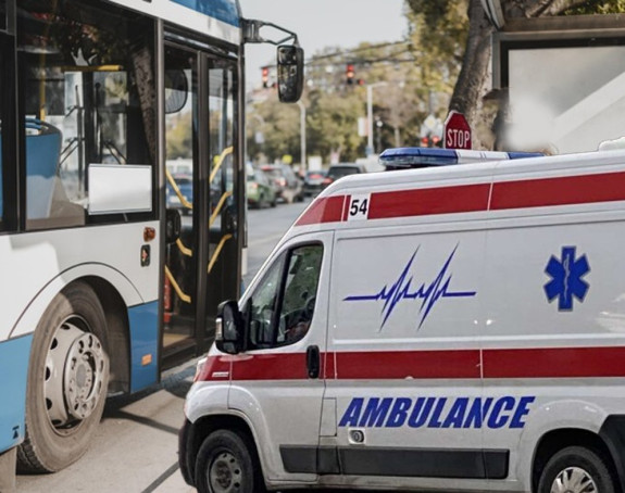 Beograd: Sudar gradskog autobusa i putničkog vozila