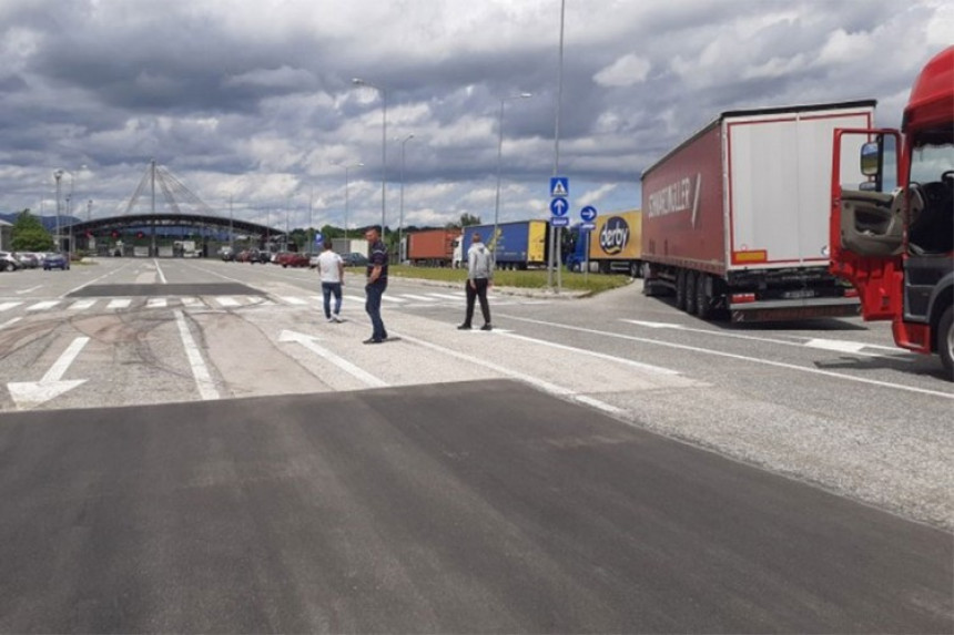 Kilometarske kolone na granicama sa Hrvatskom