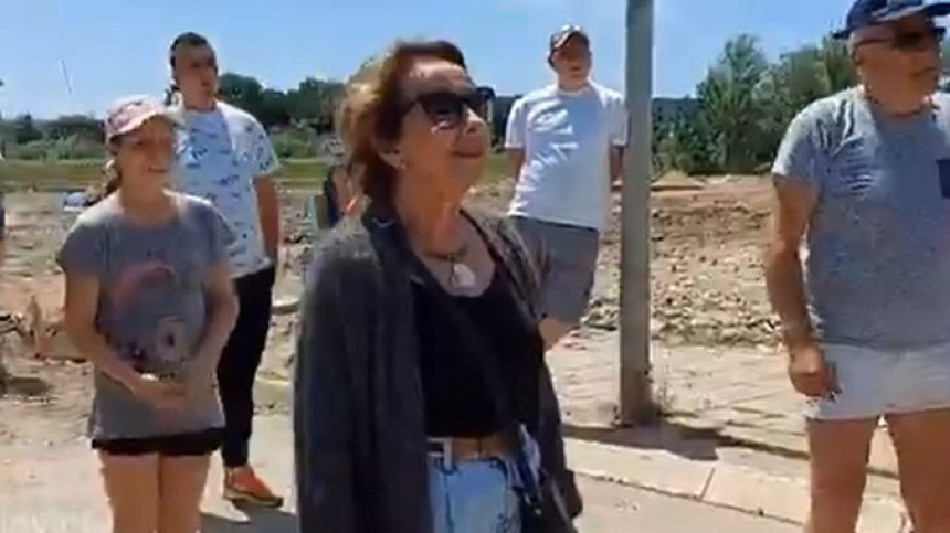 Ceca Bojković svojim telom sprečila istovar šuta u baru Reva! (VIDEO)