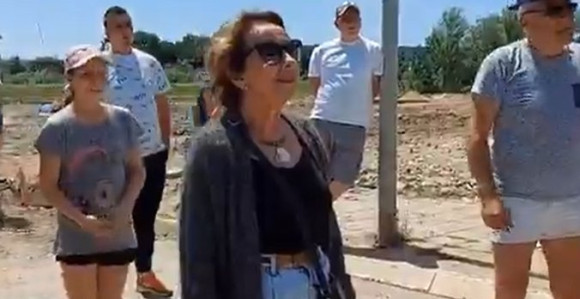 Ceca Bojković svojim telom sprečila istovar šuta u baru Reva! (VIDEO)