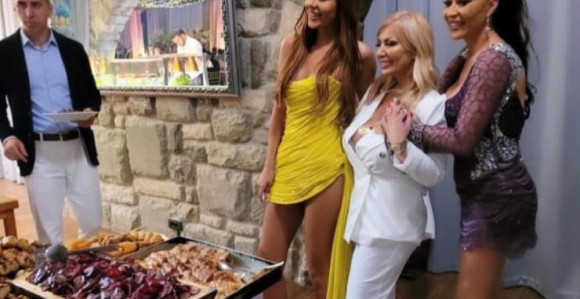 Elma pevala sinoć na rođendanskoj zabavi a slavljenici donela pitice, baklave, urmašice...