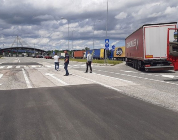 Kilometarske kolone na granicama sa Hrvatskom
