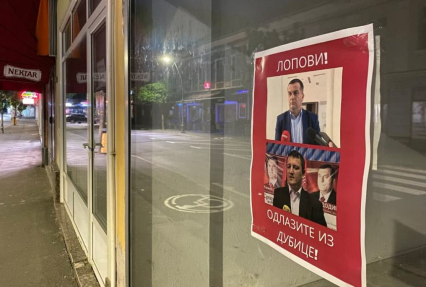 Sukob u SNSD-u, Dubica oblijepljena plakatima