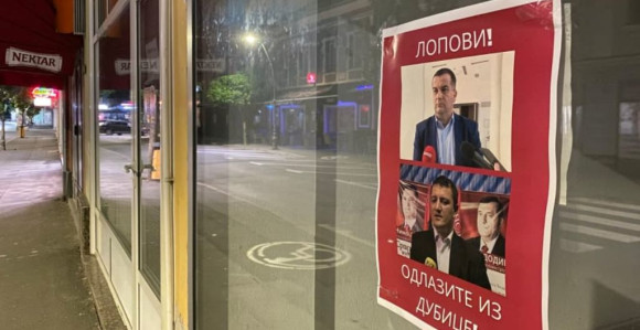 Sukob u SNSD-u, Dubica oblijepljena plakatima