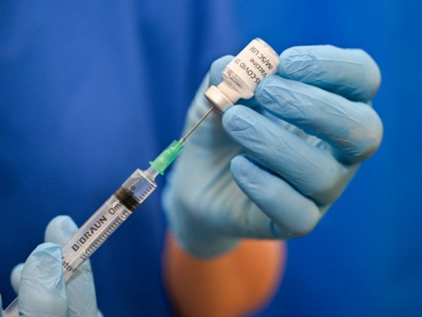 Doktorka više osoba vakcinisala istom špricom