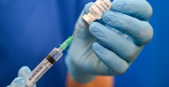 Doktorka više osoba vakcinisala istom špricom