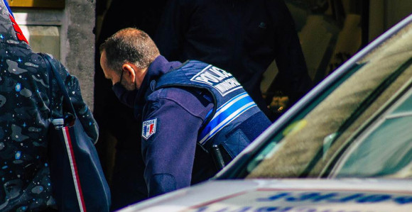 Policajka izbodena nožem, traga se za napadačem