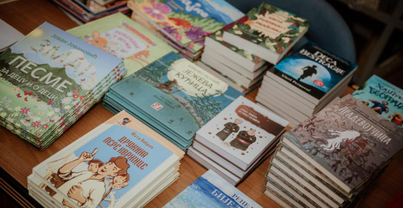 Stigla pomoć za školsku biblioteku u Modriči
