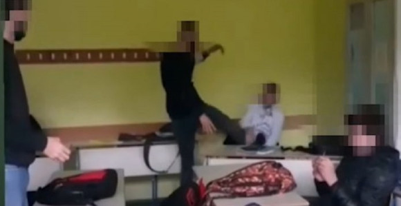 Sin direktorice škole pretukao druga u klupi (VIDEO)