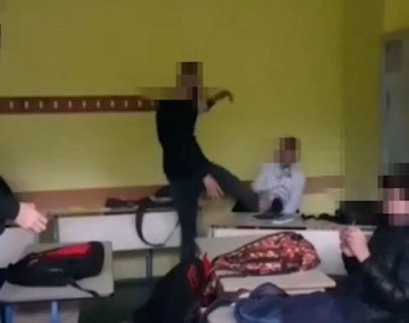 Sin direktorice škole pretukao druga u klupi (VIDEO)