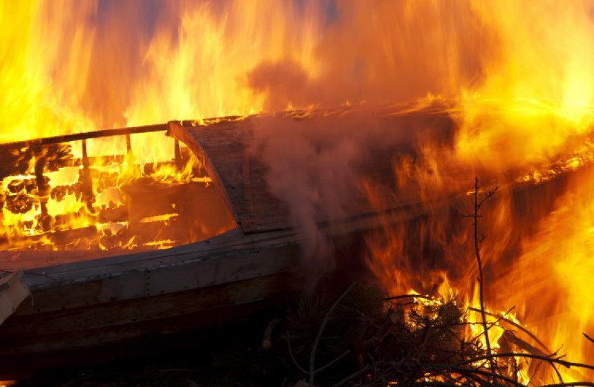 Požar u Marini Kaštela kod Splita, vatra guta brodove