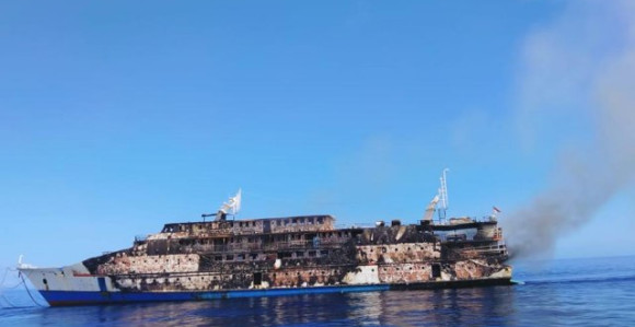 Zapalio se trajekt - ljudi u panici skakali u more