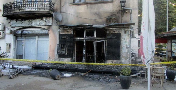 Nadzorne kamere snimile piromane koji bježe (VIDEO)