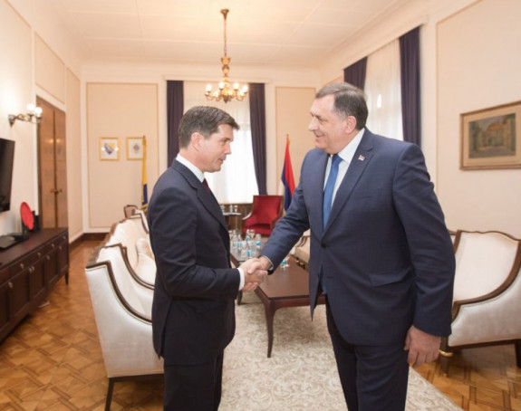 Амбасадор САД и Додик разговарали о доласку Шмита