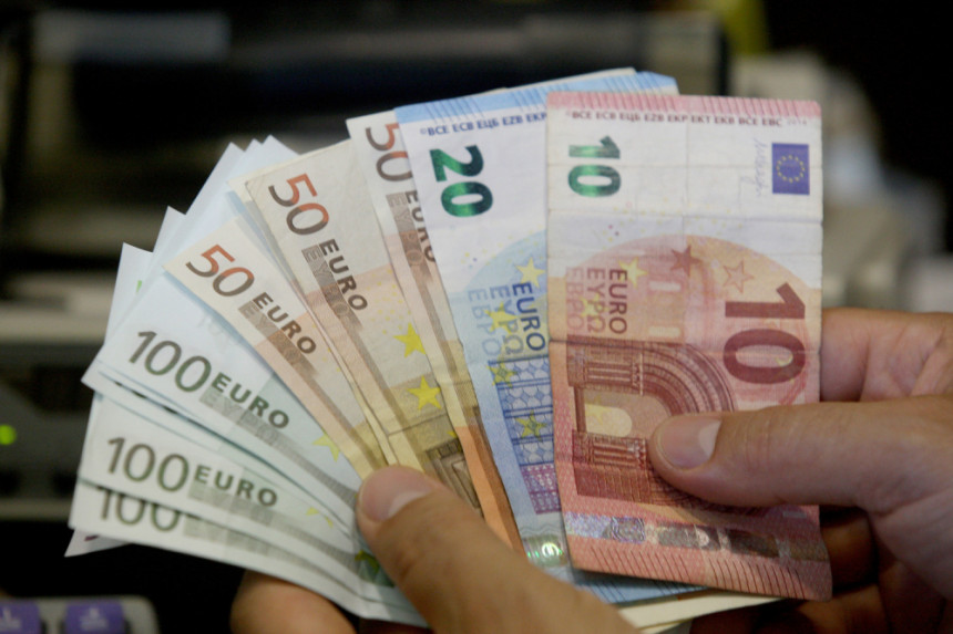 Tri godine dobijaće 1.200 evra mesečno a neće raditi ništa?!
