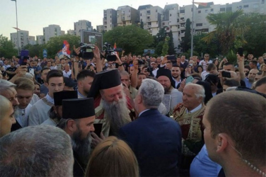 Veliki broj vjernika dočekao mitropolita Joanikija (VIDEO)