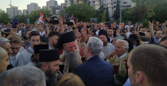 Veliki broj vjernika dočekao mitropolita Joanikija (VIDEO)