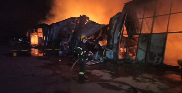 Niš: Izbio veliki požar, odjekuju eksplozije (VIDEO)