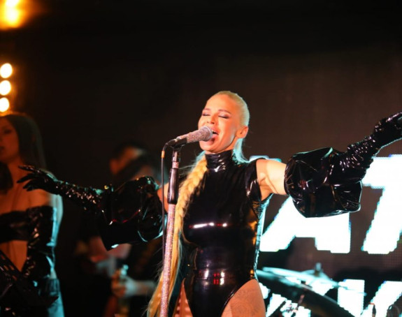 Nataša Bekvalac nastupom zamalo potopila splav!?