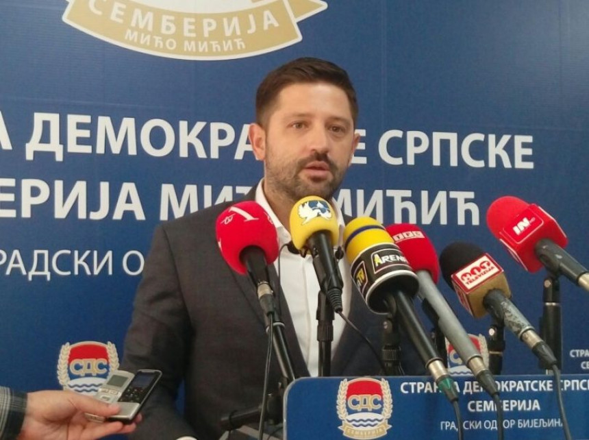 И посланик Дарко Митрић награђен фотељом за издају СДС-а