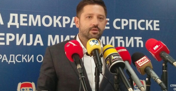 I poslanik Darko Mitrić nagrađen foteljom za izdaju SDS-a