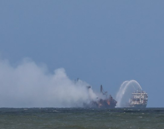 Gorjeli brodovi, vatrogasci odustali od gašenja