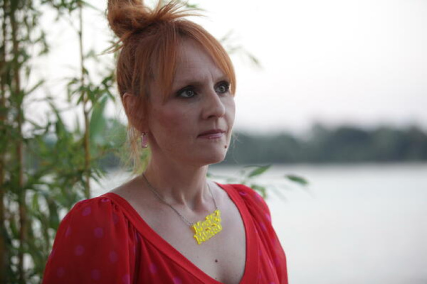 Aleksandra Kovač pozirala u donjem vešu, grudi prekrila rukama! (FOTO)