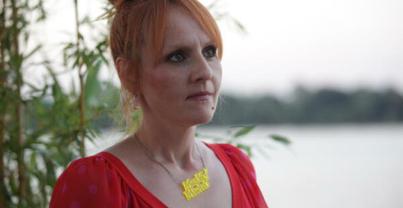 Aleksandra Kovač pozirala u donjem vešu, grudi prekrila rukama! (FOTO)