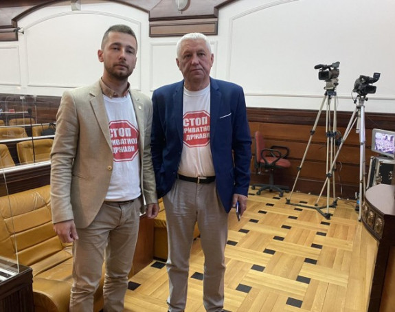 Прекинута сједница због мајица "Стоп приватној држави"