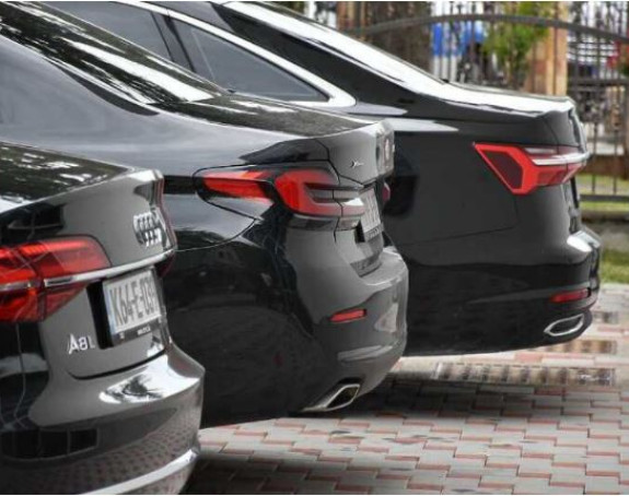 "Izložba" njemačkih limuzina od pola miliona KM na sastanku Dodika i Čovića u Banjaluci