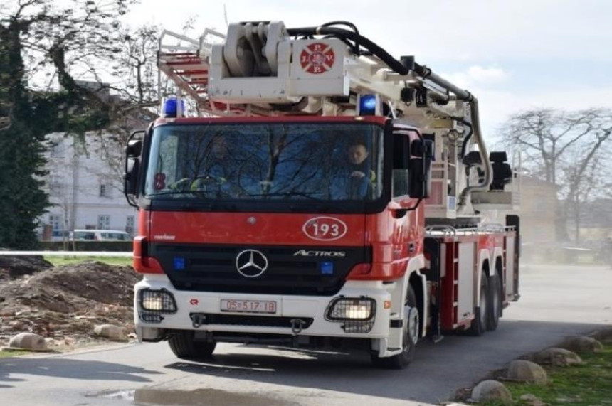 Iz požara u jednom neboderu spaseno osam ljudi