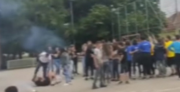 Uhapšen otac koji je šutirao sina na proslavi mature