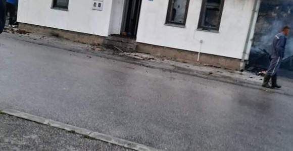 Nakon roštilja, požar progutao dvije kuće u Gacku (VIDEO)