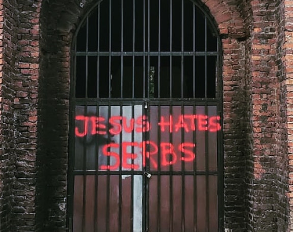 Grafit na crkvi u Prištini: "Isus mrzi Srbe"