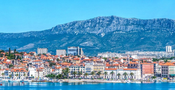 U Splitu pretučen mladi par iz Srbije, tuklo ih više ljudi