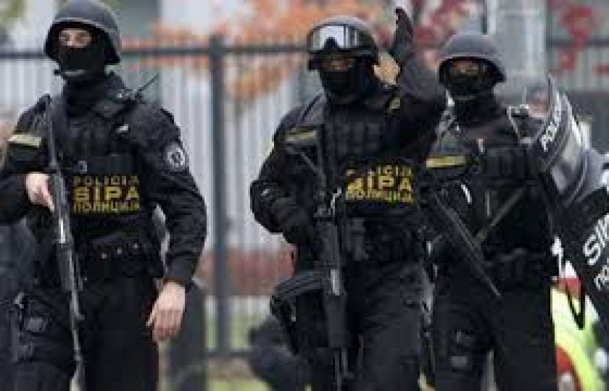 АКЦИЈА: Ухапшена два командира и три полицајца