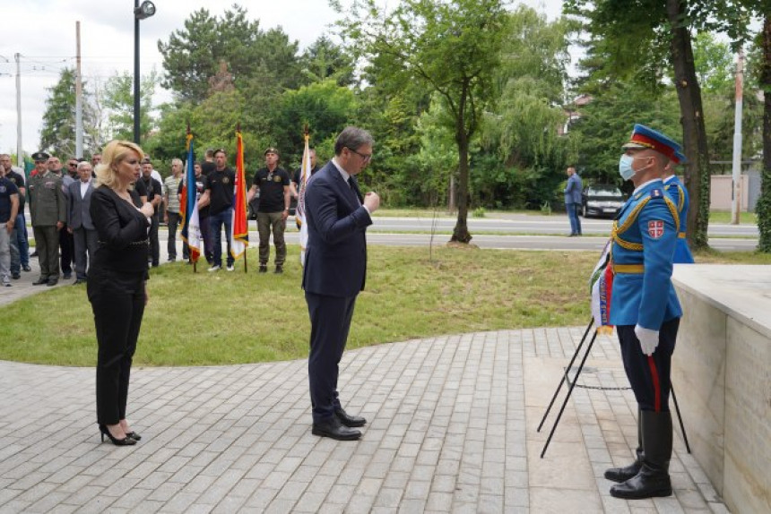 Vučić položio vijenac na spomenik junacima sa Košara