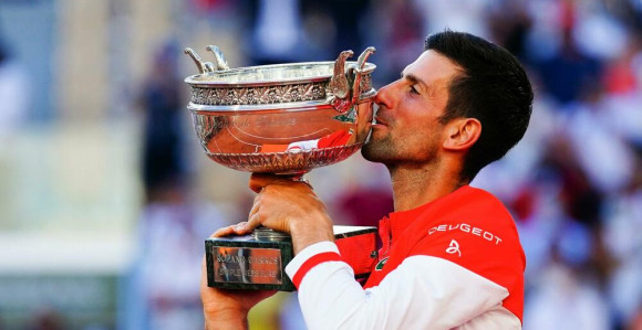 Novak donio pehar sa Rolan Garosa u Beograd