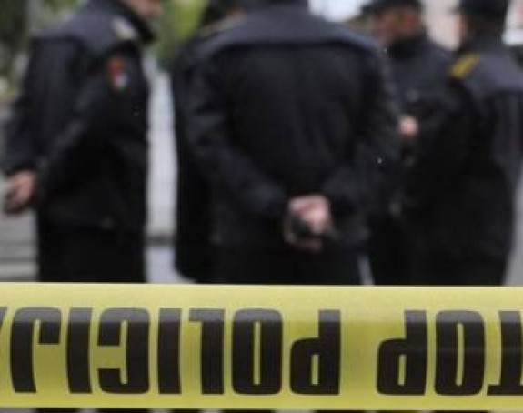 Izgorio automobil, vatra zahvatila i balkon na zgradi