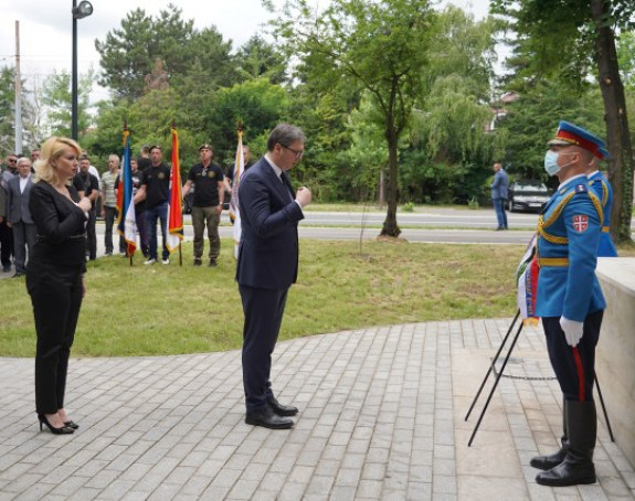 Vučić položio vijenac na spomenik junacima sa Košara